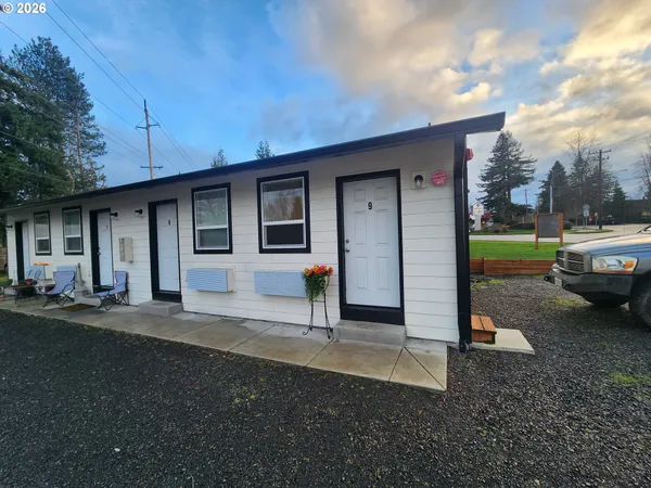 a view of a house with backyard and garden