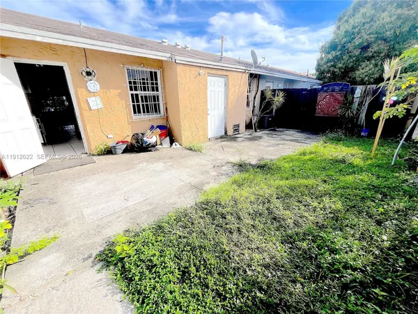 a view of a house with backyard and porch