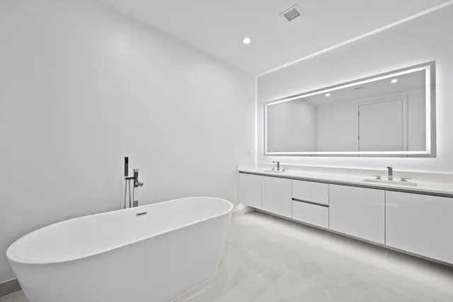 $7,500 | 220 Lake Shore Drive, Unit 1113, West Palm Beach, FL 33403