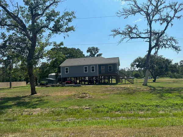 $1,650 | 3701 County Road 611, Angleton, TX 77515