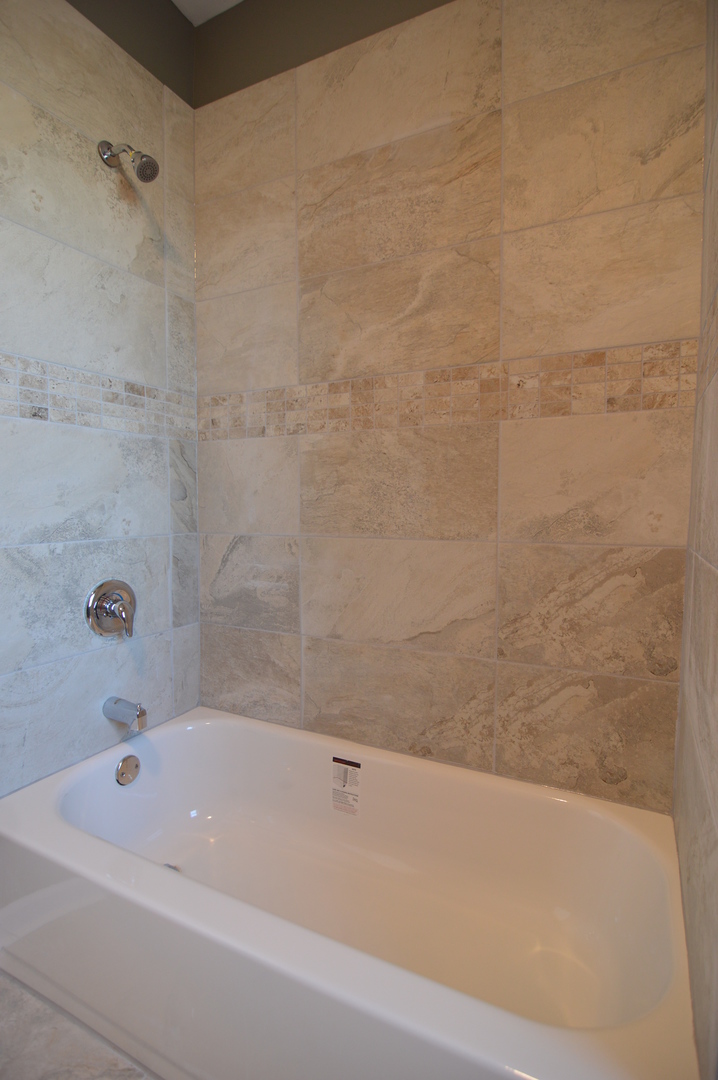 3422 West Grenshaw Street, Unit 2 Chicago, IL 60624 - Photo 6 of 12 a bathroom with a bathtub