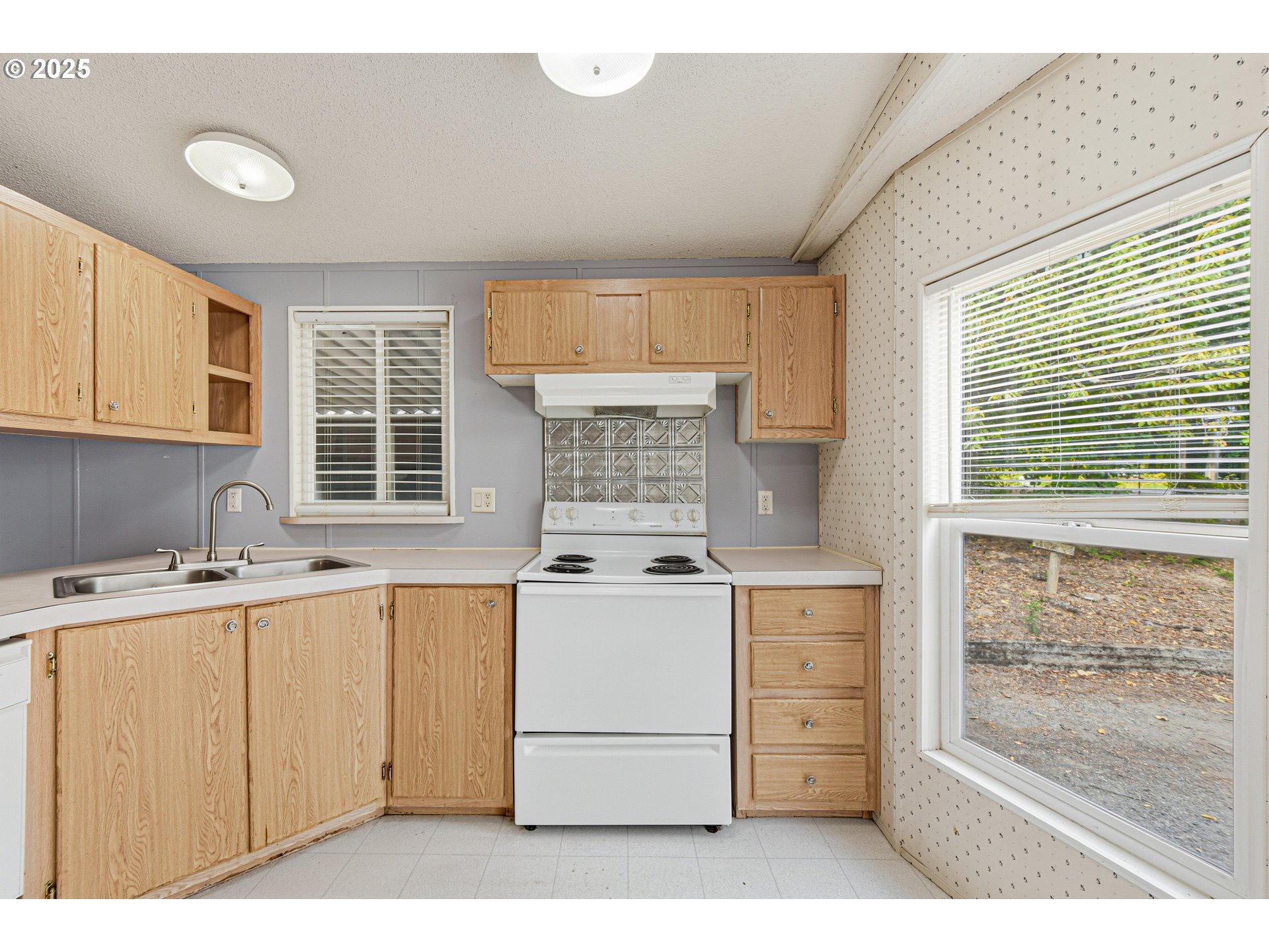 19818 Northwest 14th Avenue Ridgefield, WA 98642 - Photo 7 of 24 Kitchen