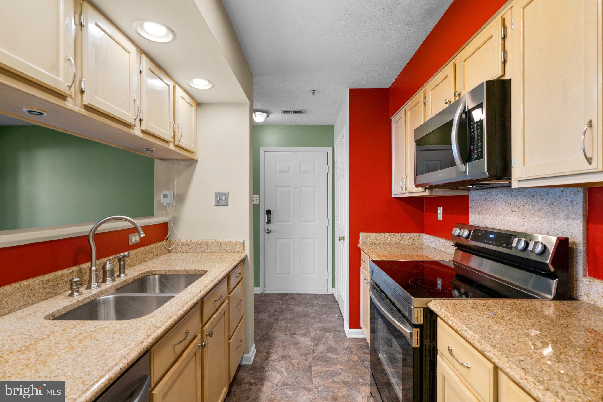 7641 Gladstone Road, Unit 57641 Windsor Mill, MD 21244 - Photo 10 of 26 Kitchen w double sink