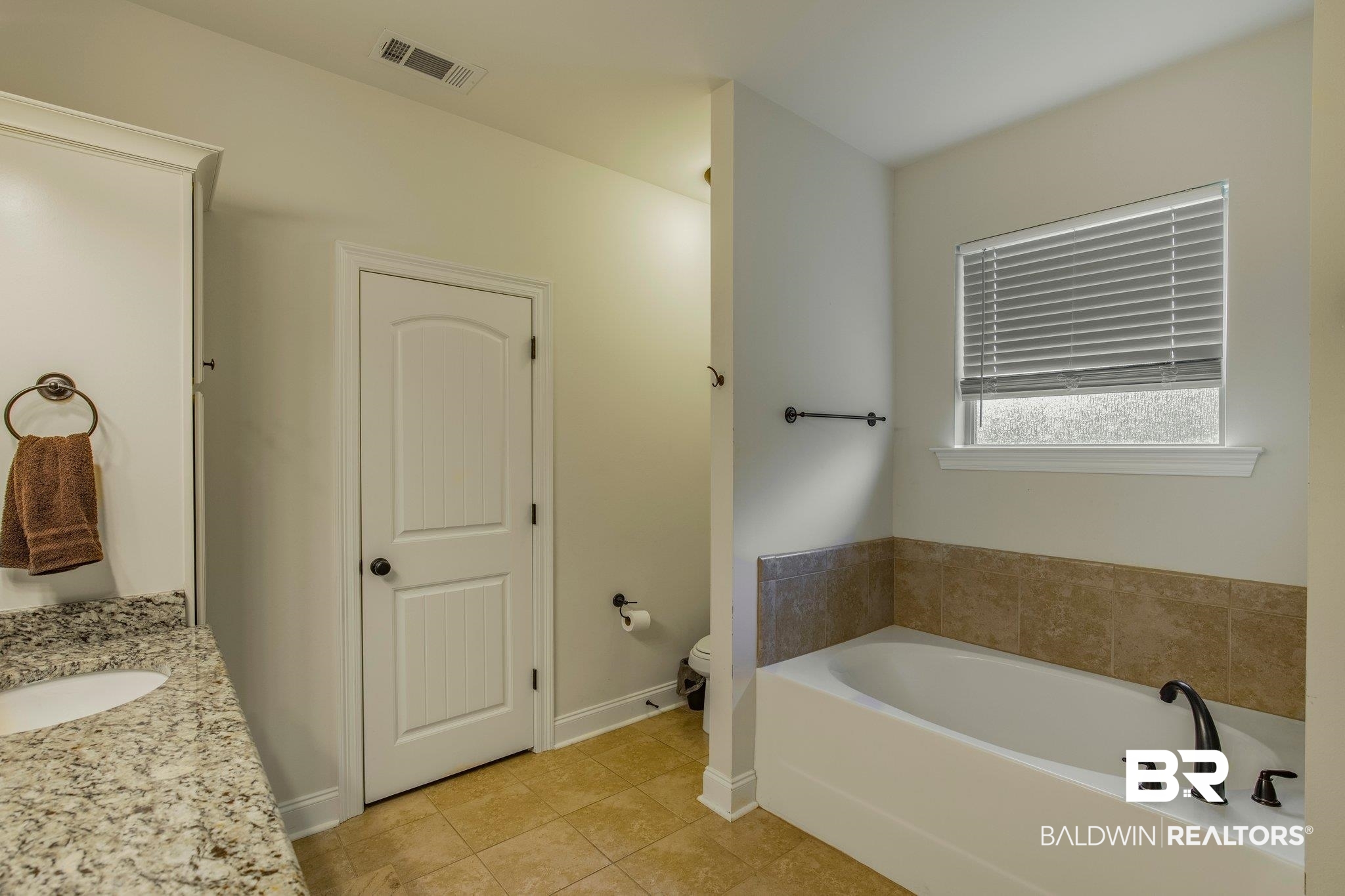 589 Turquoise Drive Fairhope, AL 36532 - Photo 19 of 34 Primary Bathroom Soaking