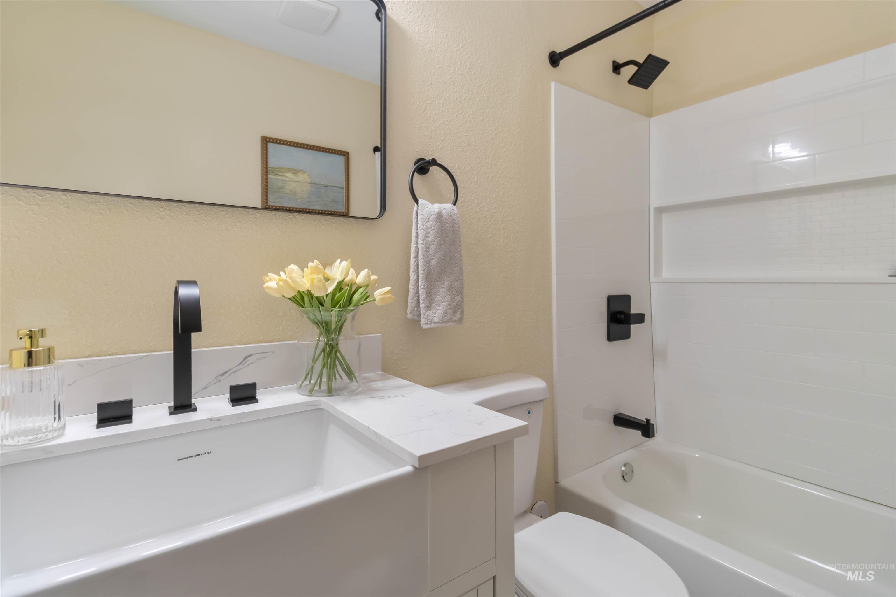 3201 Raintree Drive Nampa, ID 83686 - Photo 48 of 50 Full bath featuring washtub / shower combination, vanity, and a textured wall