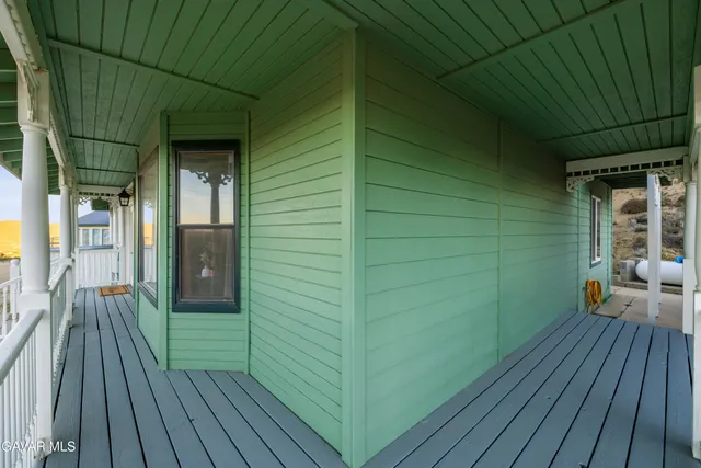 a view of an entryway with a livingroom