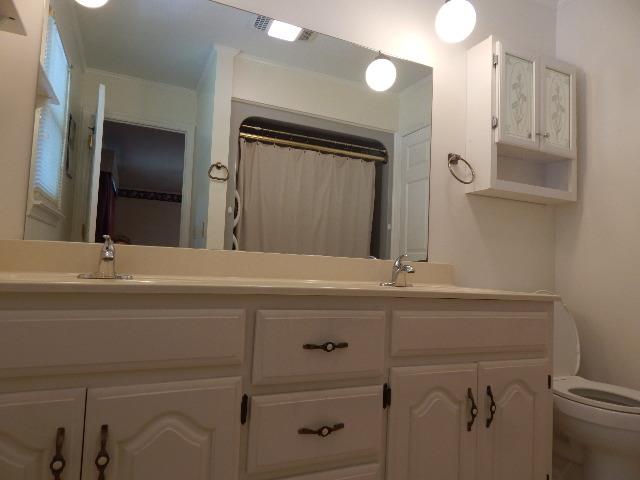 820 Spring Valley Road McMinnville, TN 37110 - Photo 15 of 30 Master bath with tub/shower combination and linen closet