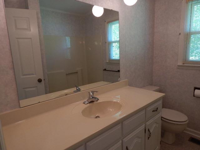 820 Spring Valley Road McMinnville, TN 37110 - Photo 17 of 30 Hall full bath between 2nd and 3rd bedrooms