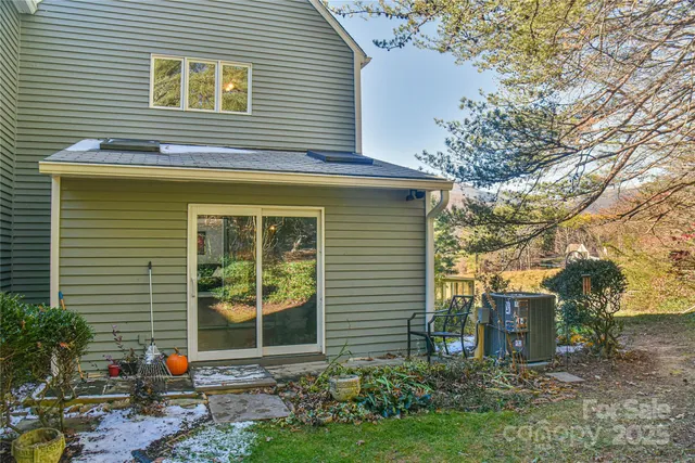 a view of a house with backyard