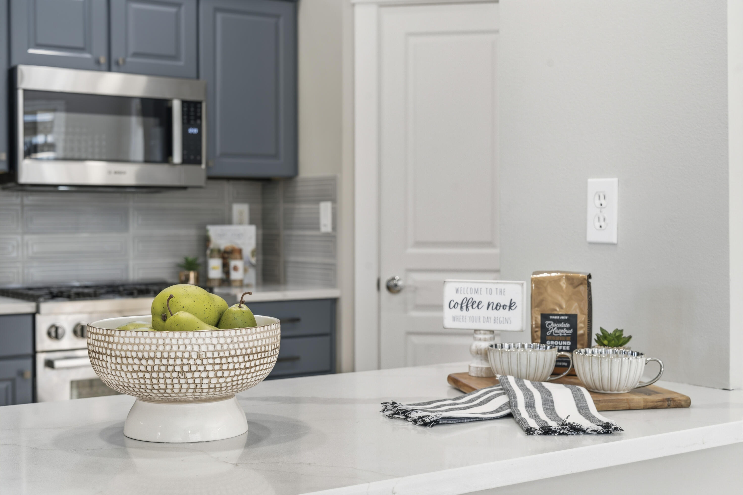 61425 Davis Lake Loop Bend, OR 97702 - Photo 4 of 51 35-Kitchen