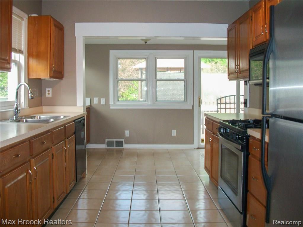 1602 Inverness Street Sylvan Lake, MI 48320 - Photo 8 of 34