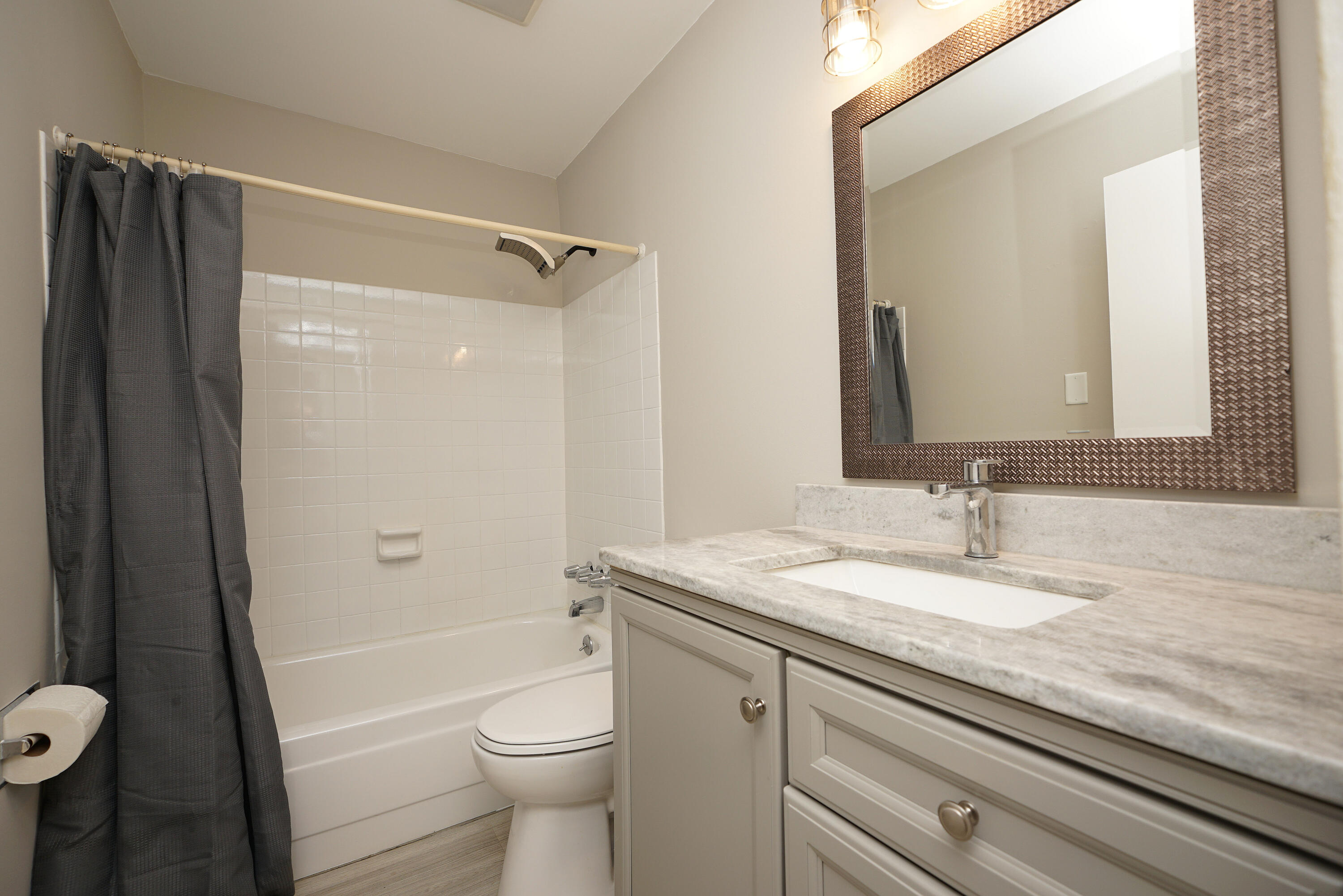 210 Pelham Road, Unit 212A Fort Walton Beach, FL 32547 - Photo 24 of 34 Hall bath