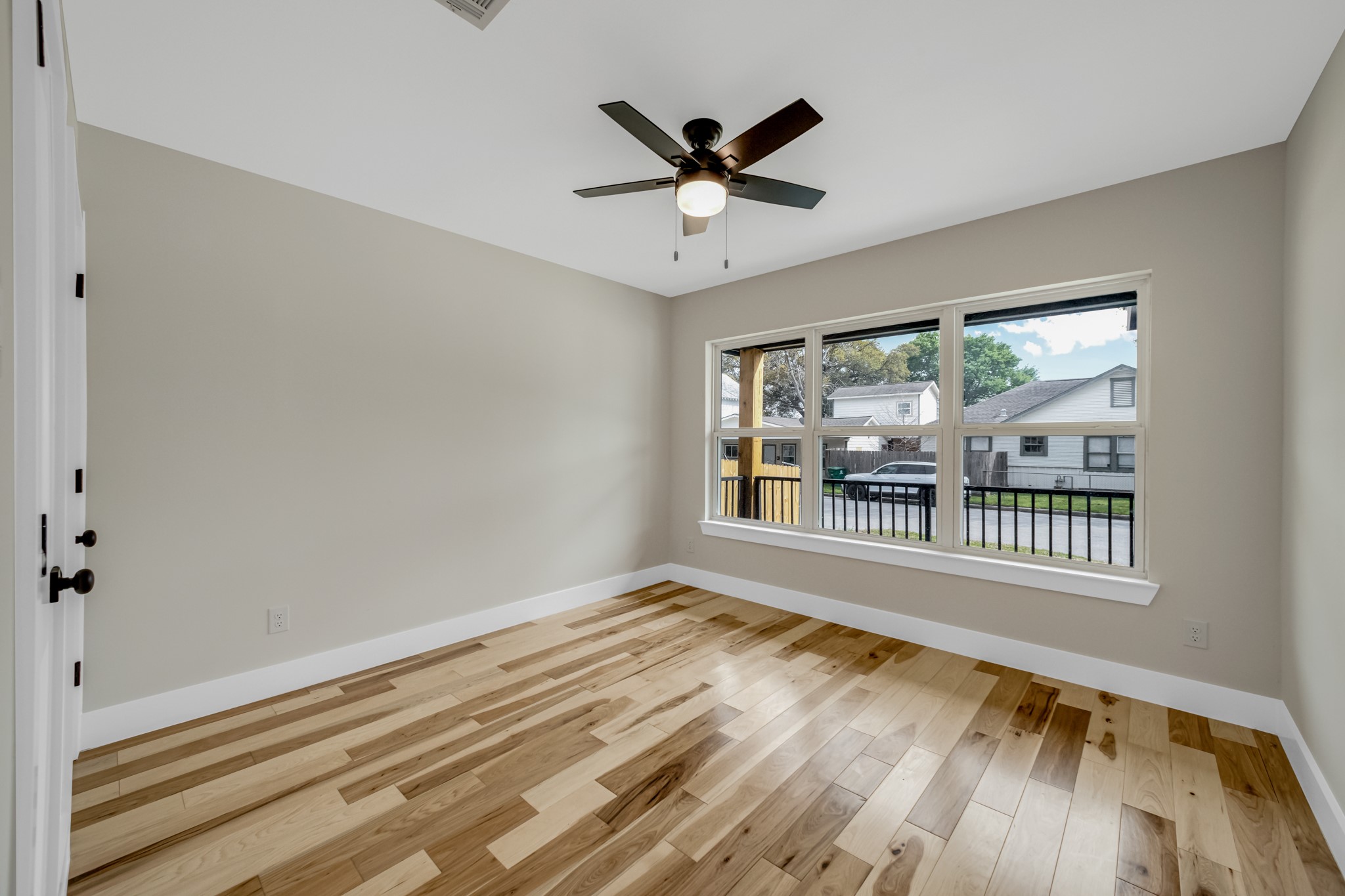 403 Moody Street Houston, TX 77009 - Photo 24 of 38 Another view of primary bedroom and windows that let in natural light