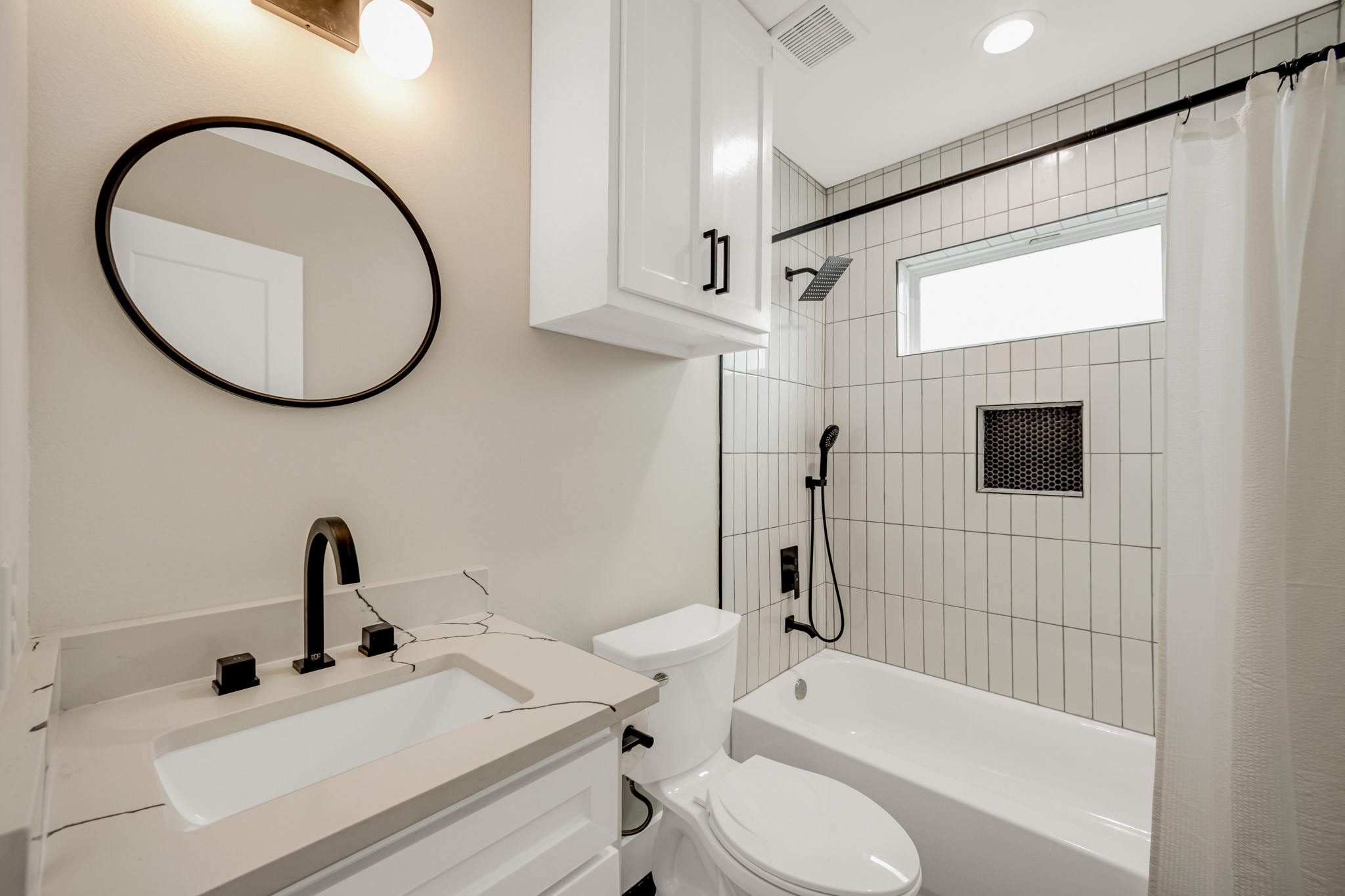 403 Moody Street Houston, TX 77009 - Photo 31 of 38 Full bath is in between the 2 bedrooms