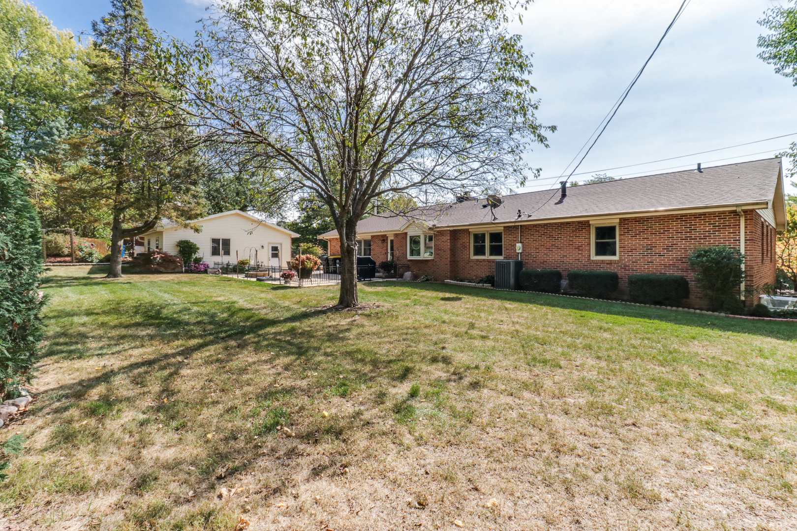 502 Jersey Avenue Normal, IL 61761 - Photo 41 of 46 a front view of house with yard and green space
