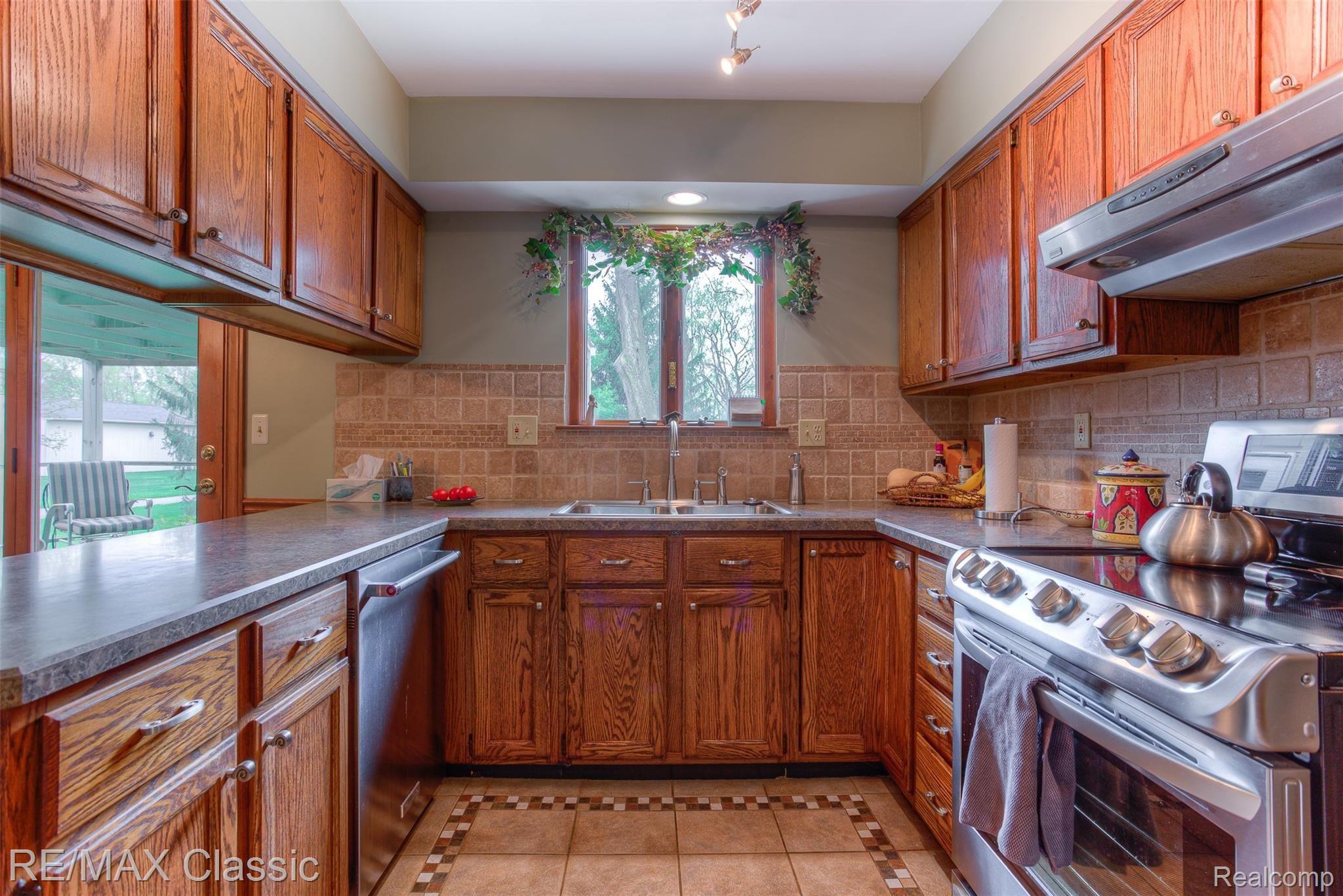 4021 west maple interiors (22).jpg