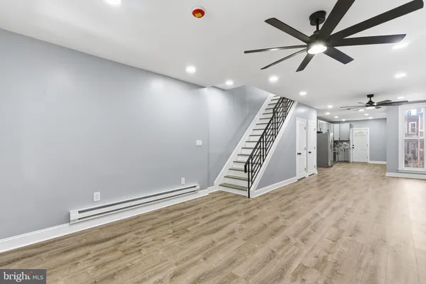 en view of an empty room with wooden floor