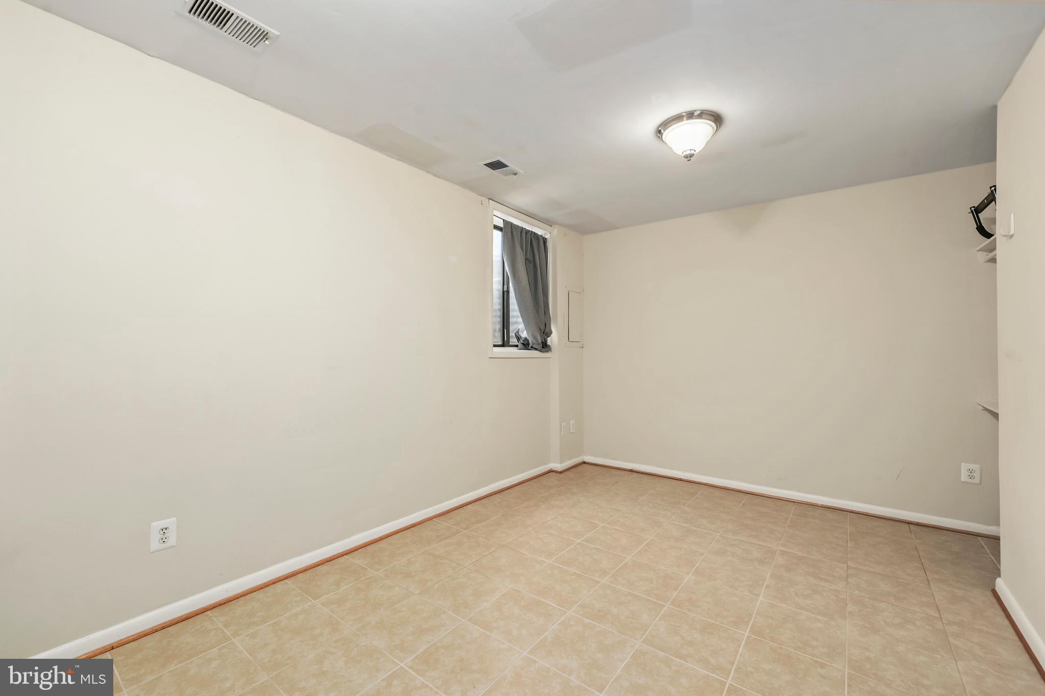 302 Giles Place Sterling, VA 20164 - Photo 18 of 23 a view of room