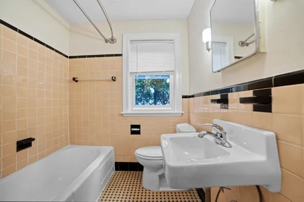 $2,000 | 431 Adams Street, Unit 3, Quincy, MA 02169