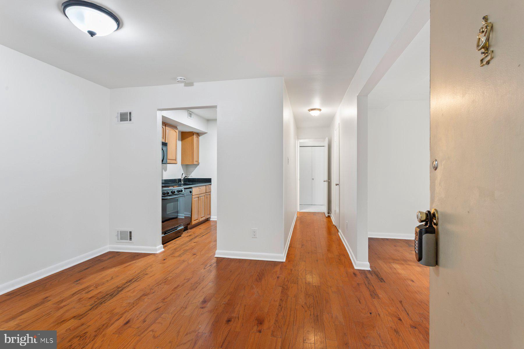 11611 Vantage Hill Road, Unit 1A Reston, VA 20190 - Photo 20 of 22 Living Room