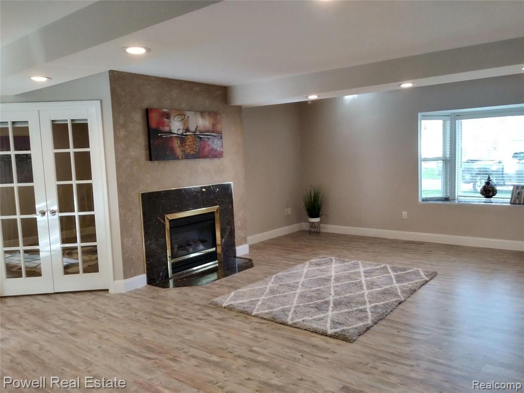 3054 Hessel Avenue Rochester, MI 48307 - Photo 5 of 32
