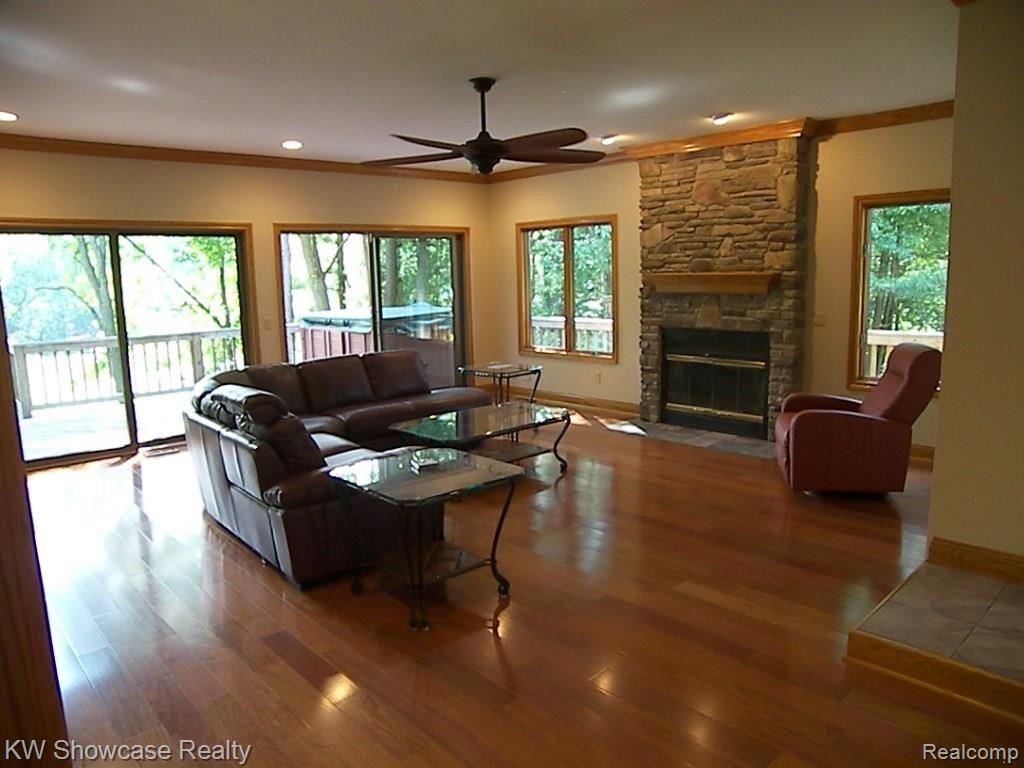 833 North Hughes Road Howell, MI 48843 - Photo 20 of 61 100_3699.jpg