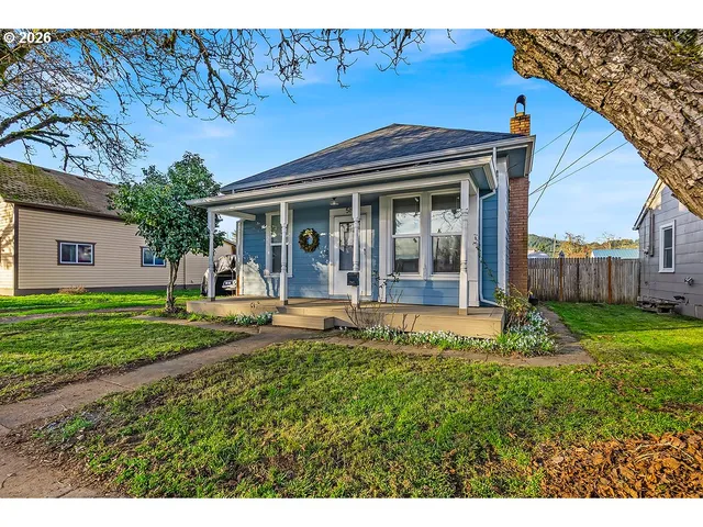 a view of a house with backyard and porch