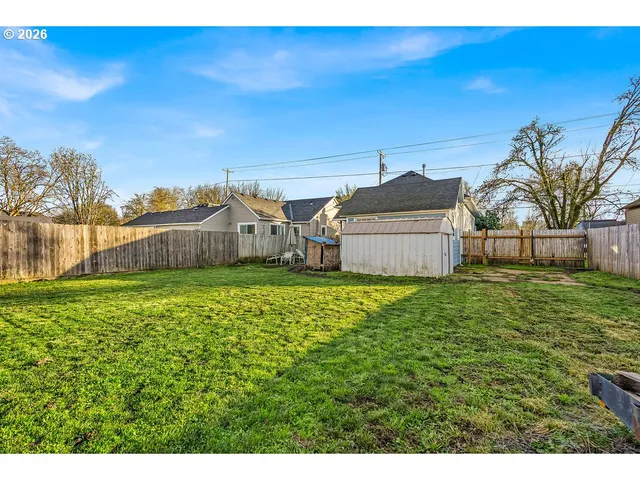 a view of a house with a backyard