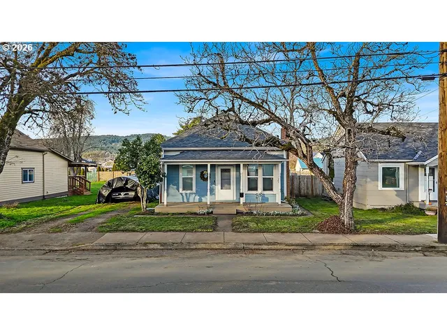 a view of a house with a yard