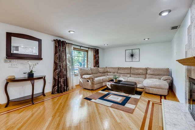1031 Springinsguth Road Schaumburg, IL 60193 - Photo 5 of 23