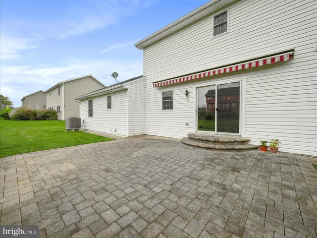 a view of a house with backyard and a garden