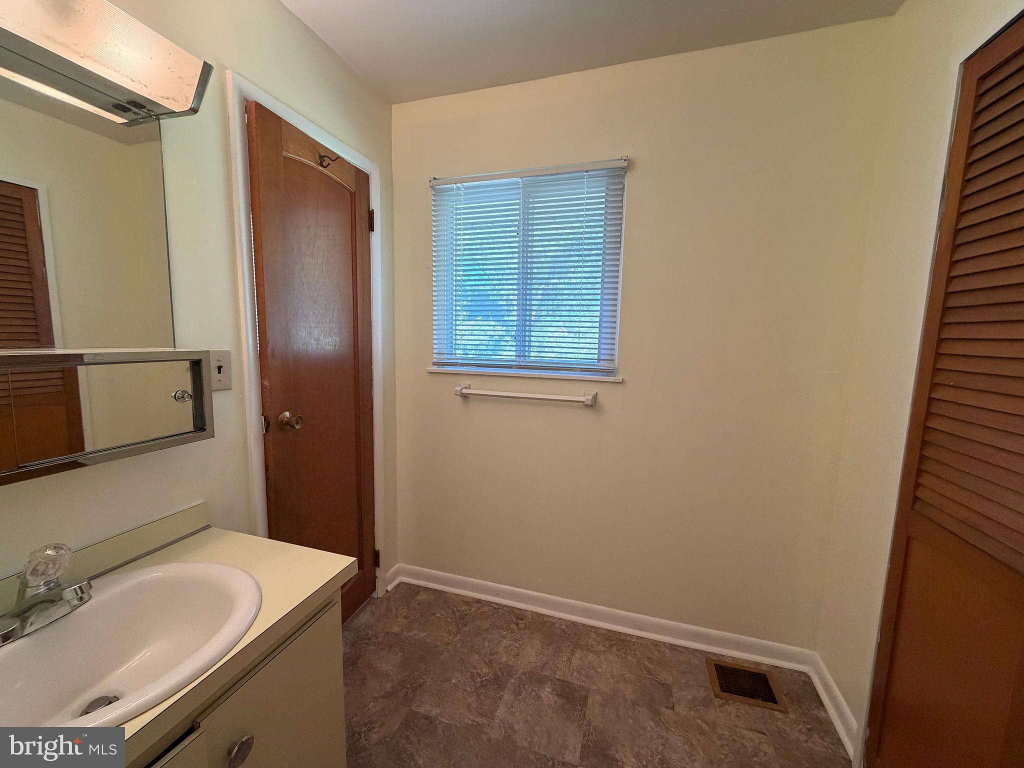 3622 Jeff Road Lanham, MD 20706 - Photo 13 of 36 Upstairs Bath/ Powder Rm to Primary Bedrm
