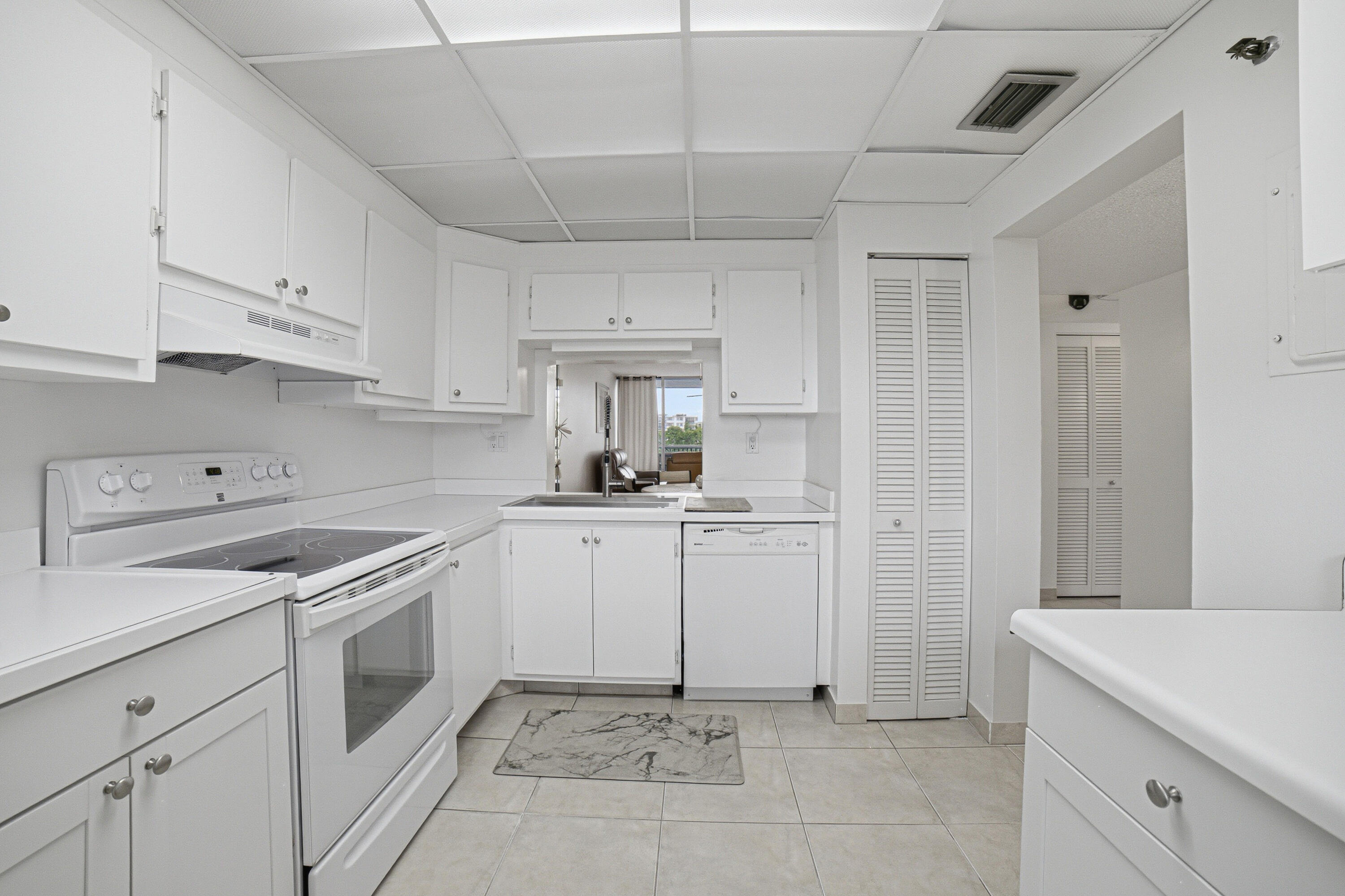 3940 Inverrary Boulevard, Unit 603A Lauderhill, FL 33319 - Photo 5 of 39 Kitchen - B