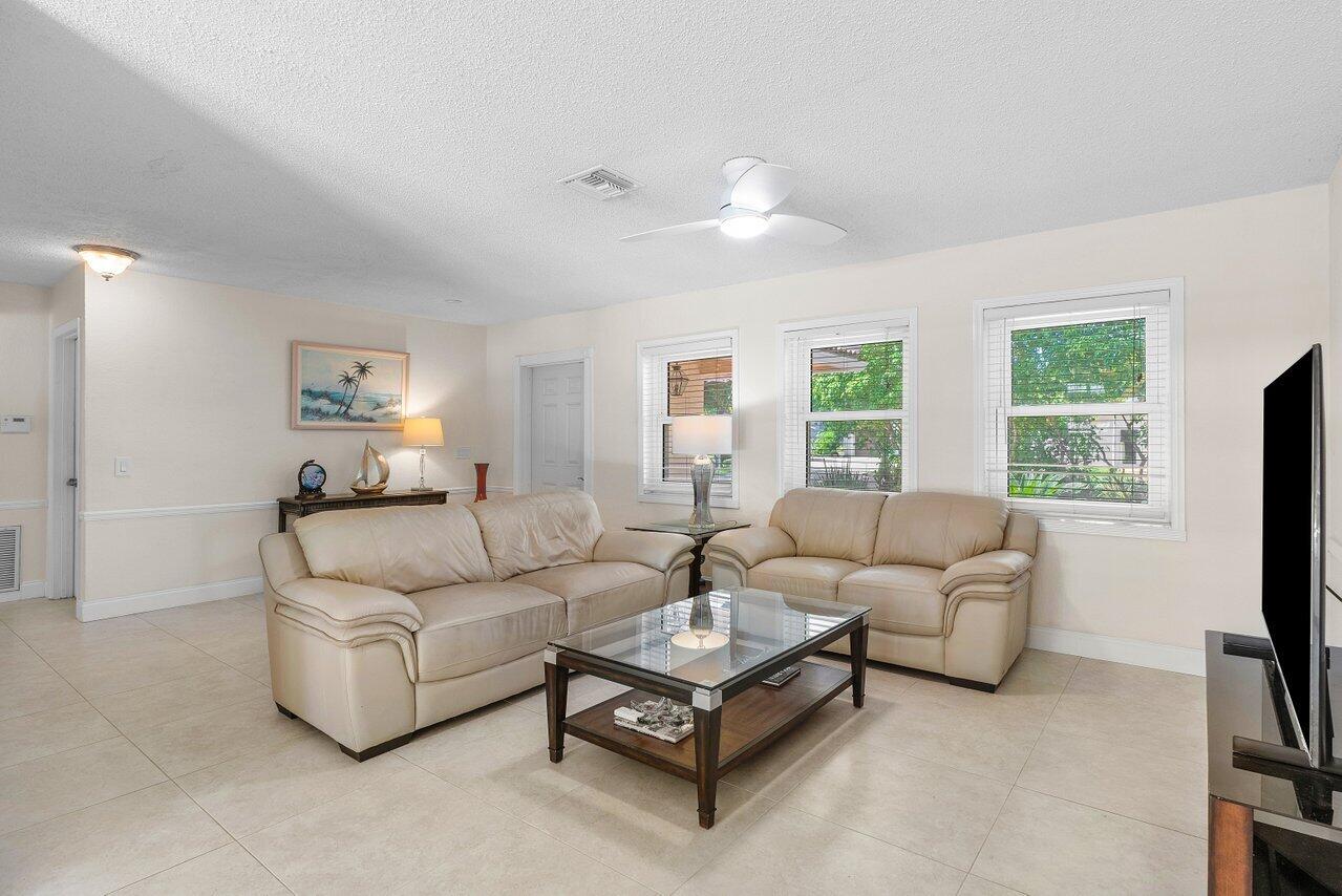 960 Southwest 20th Street Boca Raton, FL 33486 - Photo 5 of 40 Living room