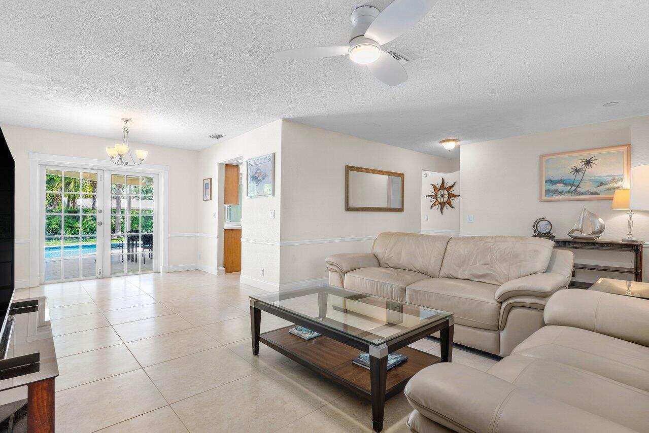960 Southwest 20th Street Boca Raton, FL 33486 - Photo 6 of 40 Living room