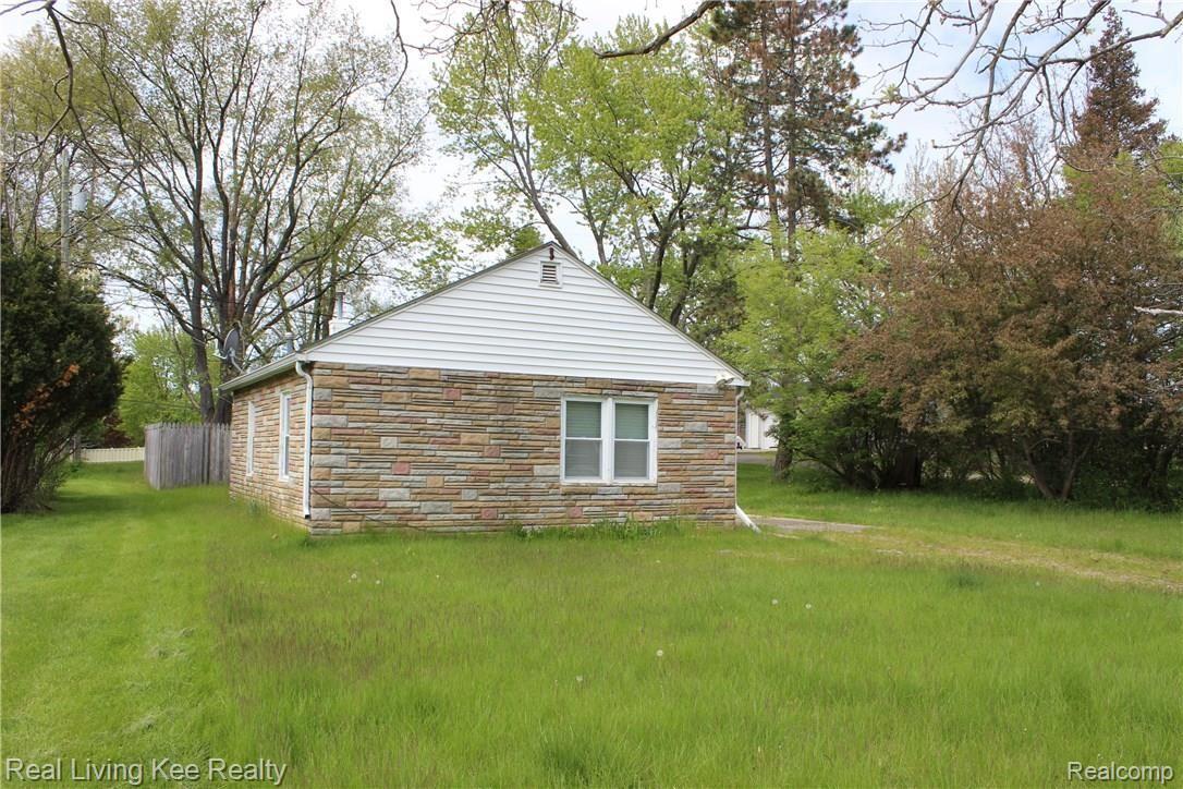 556 Curzon Road Rochester, MI 48307 - Photo 7 of 49 IMG_1702.JPG