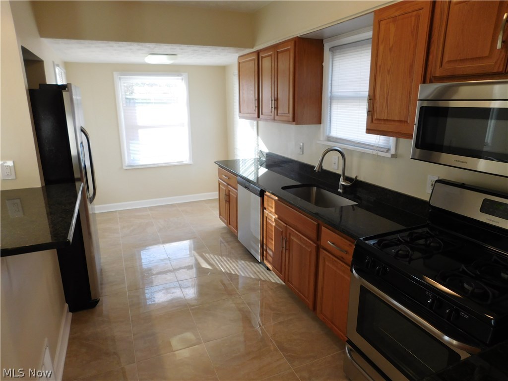 1364 Sunset Road Cleveland, OH 44124 - Photo 4 of 20