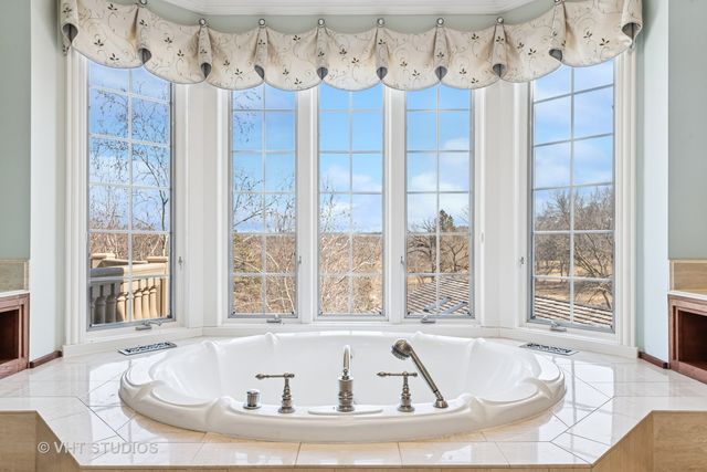 $2,900,000 | 560 Oak Knoll Road, Barrington Hills, IL 60010