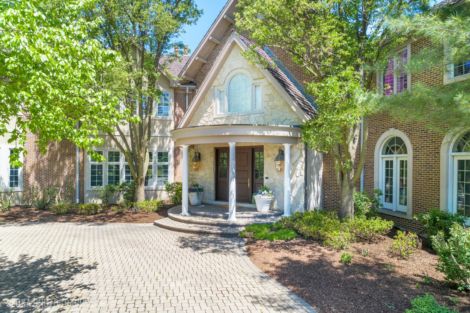 560 Oak Knoll Road Barrington Hills, IL 60010 - Photo 6 of 69 a front view of a house with a yard