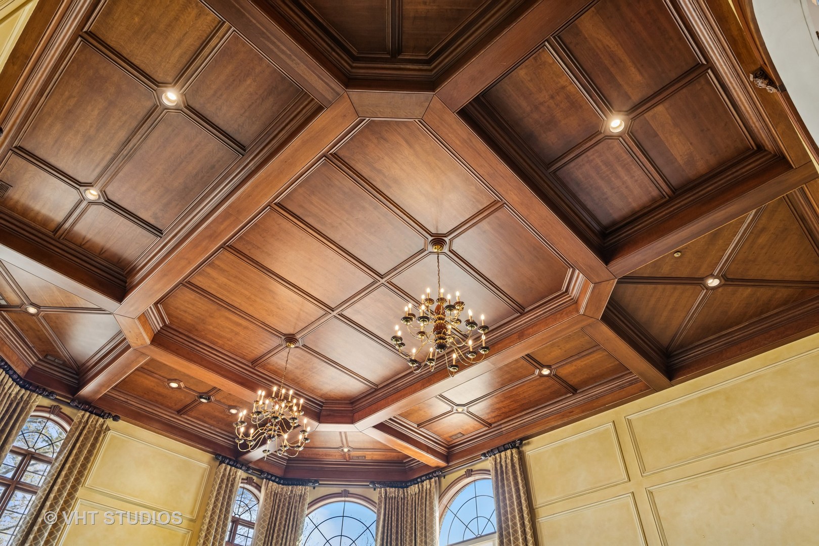 560 Oak Knoll Road Barrington Hills, IL 60010 - Photo 10 of 69 a view of a couches in the balcony
