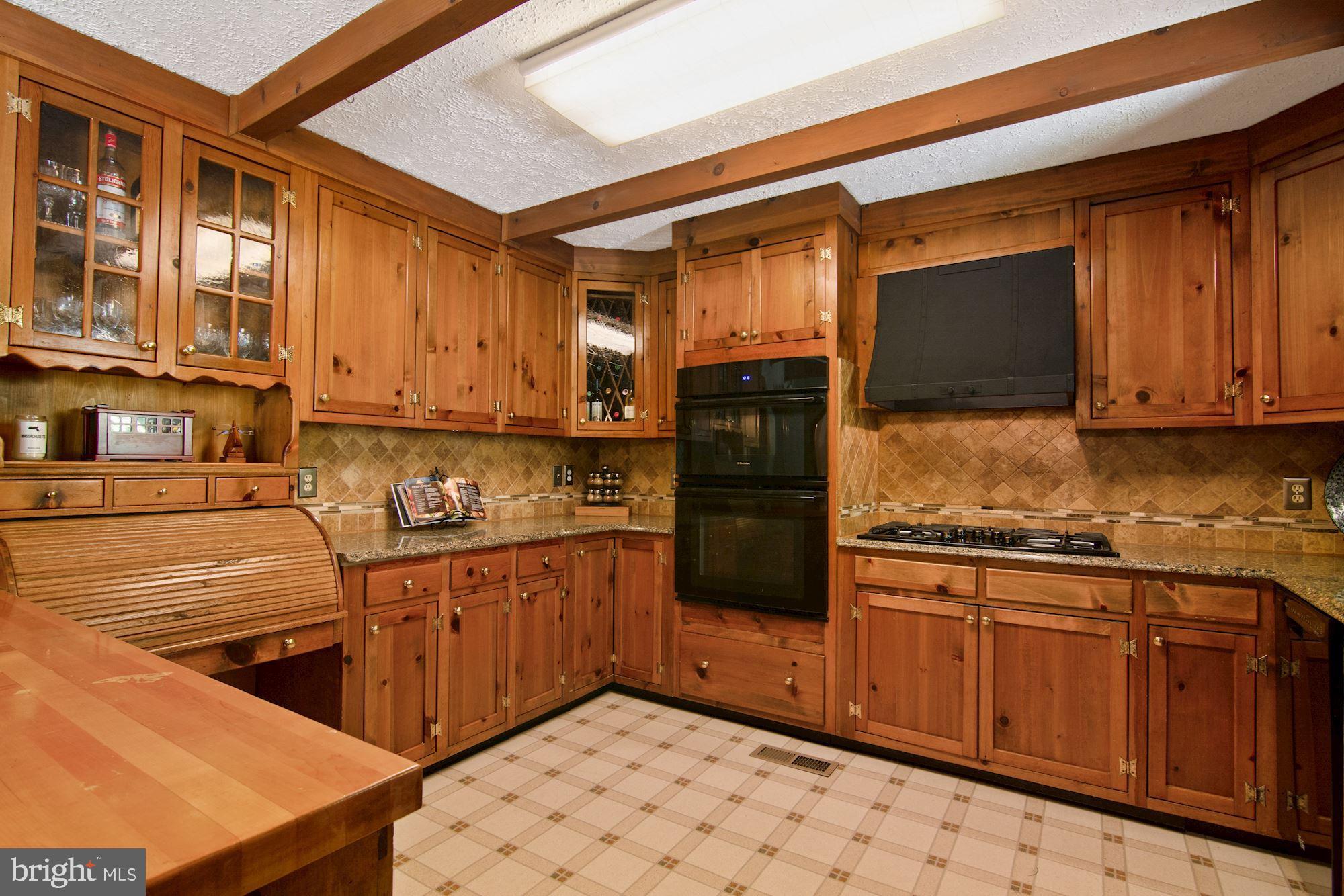 13335 Deep Run Mill Road Goldvein, VA 22720 - Photo 4 of 62 Custom backsplash & glass door cabinets