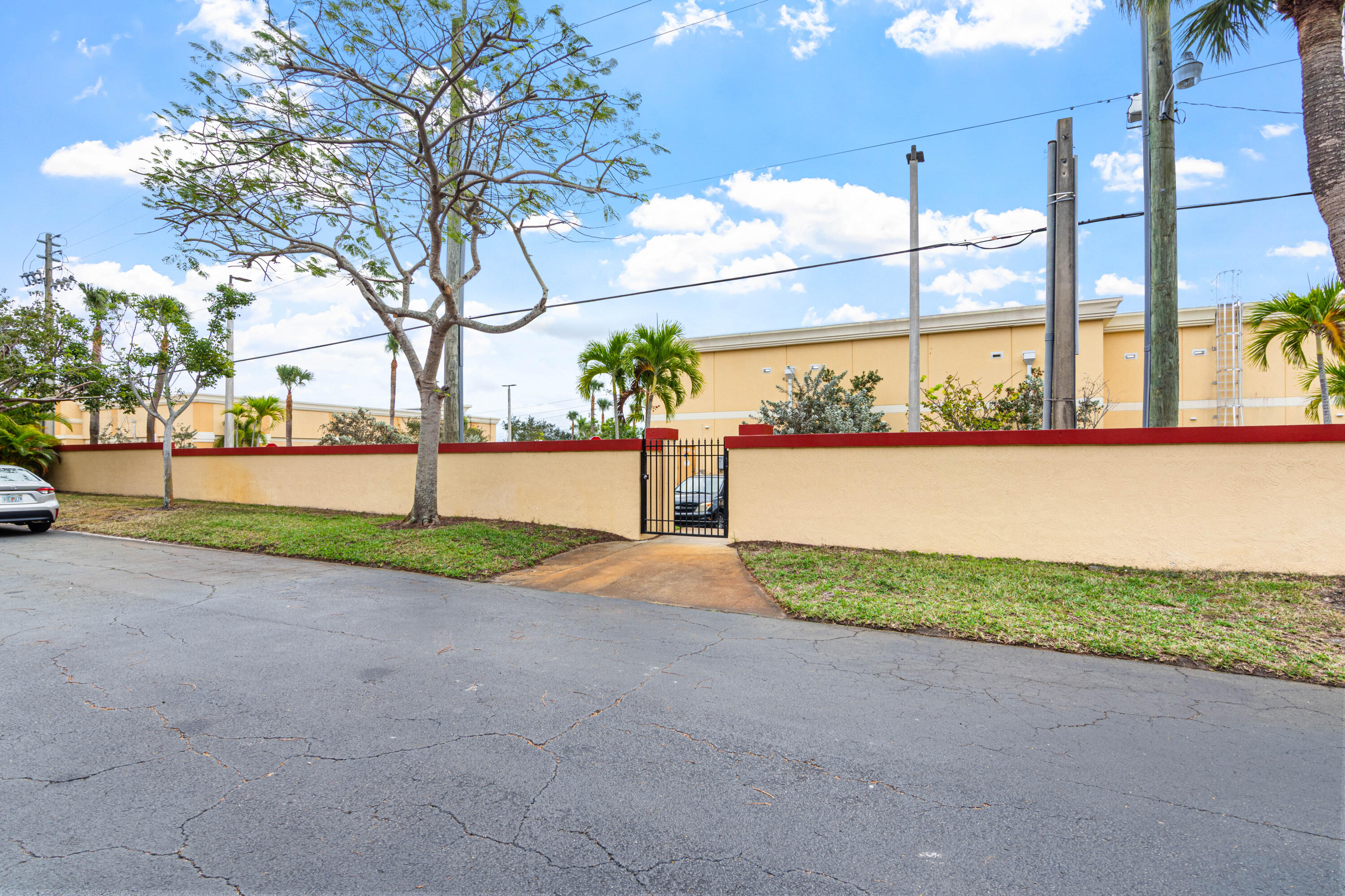 1981 Southwest Palm City Road, Unit 42H Stuart, FL 34994 - Photo 22 of 43 a view of a park with tree s