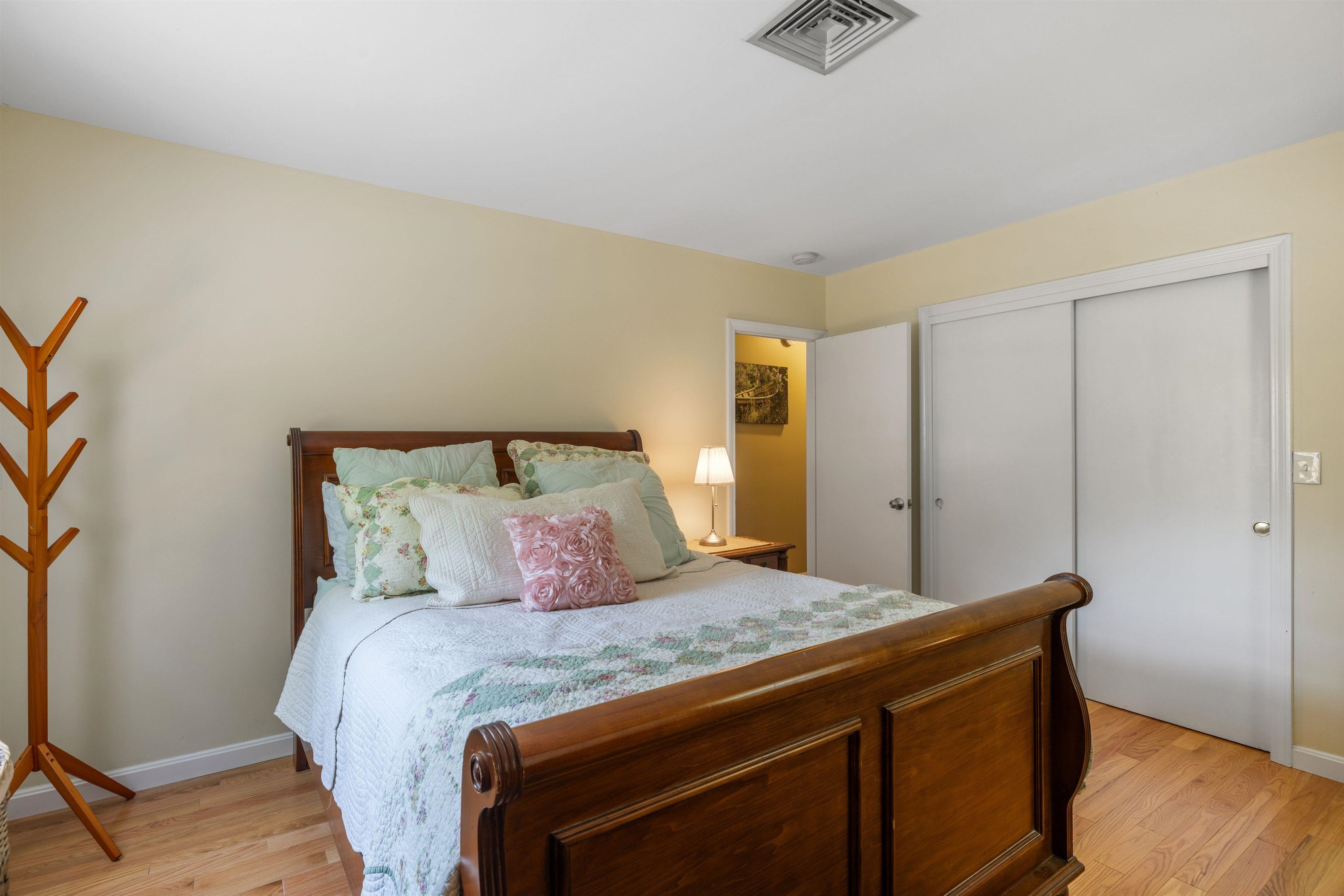 522 Oak Street Manchester, NH 03104 - Photo 11 of 33