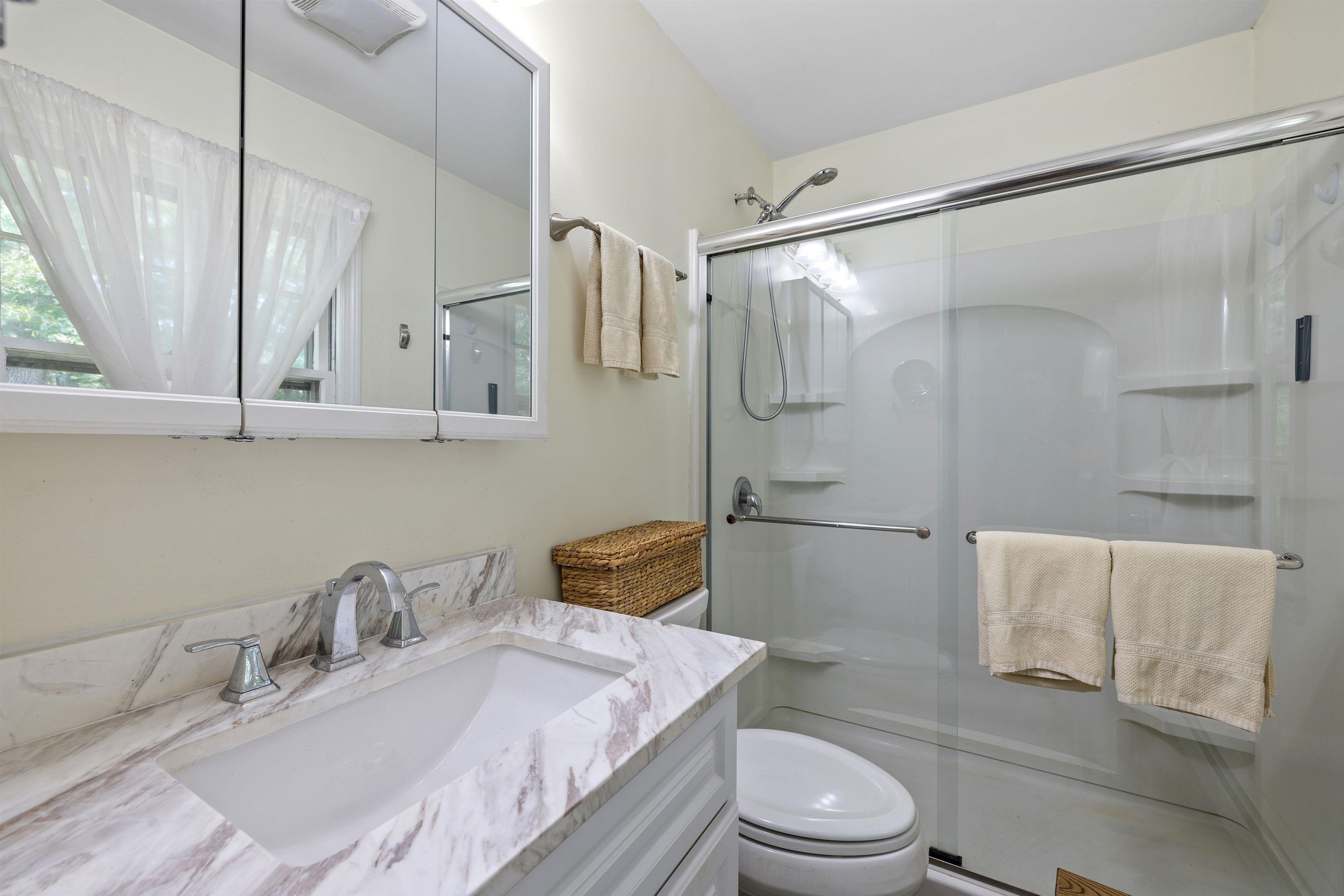 522 Oak Street Manchester, NH 03104 - Photo 15 of 33