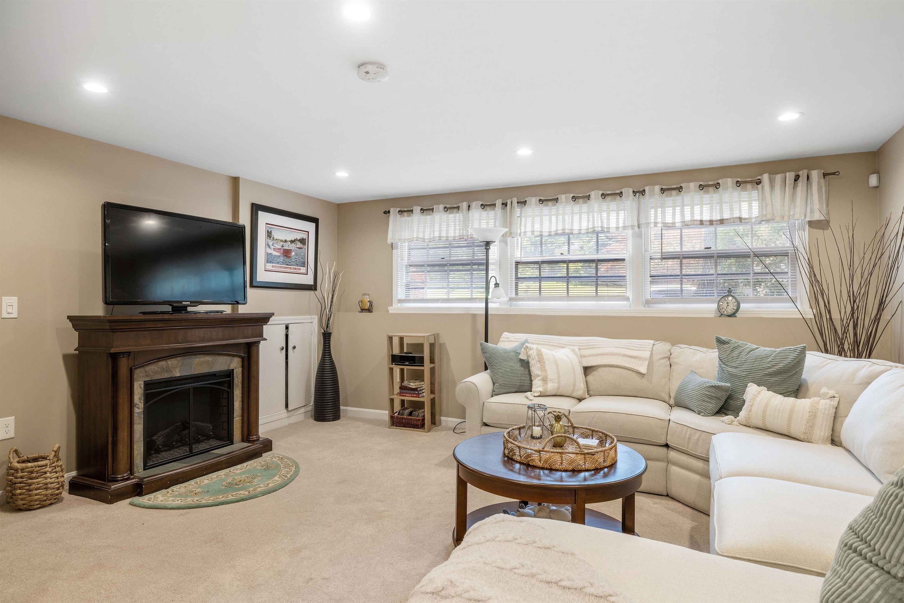 522 Oak Street Manchester, NH 03104 - Photo 17 of 33