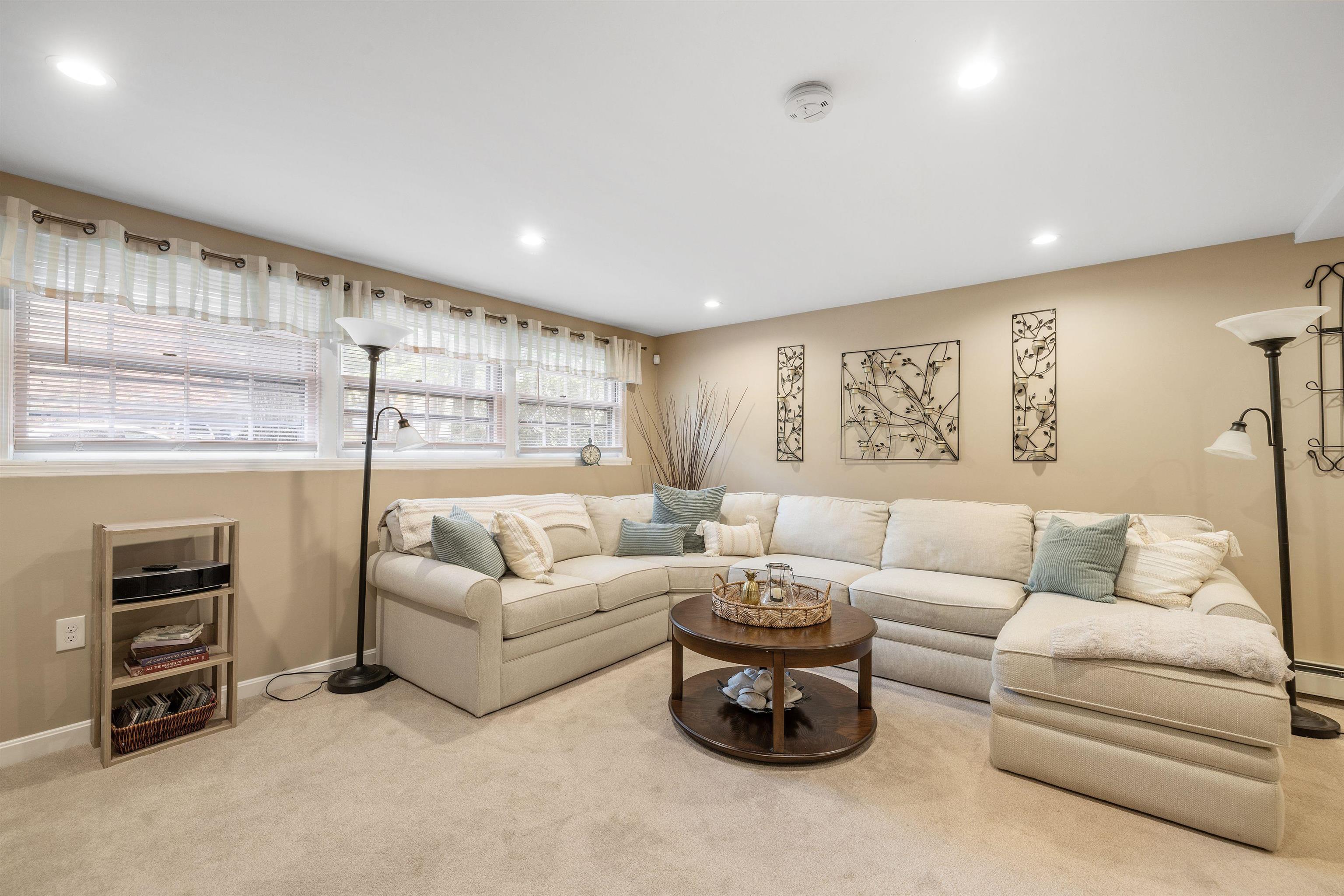 522 Oak Street Manchester, NH 03104 - Photo 18 of 33