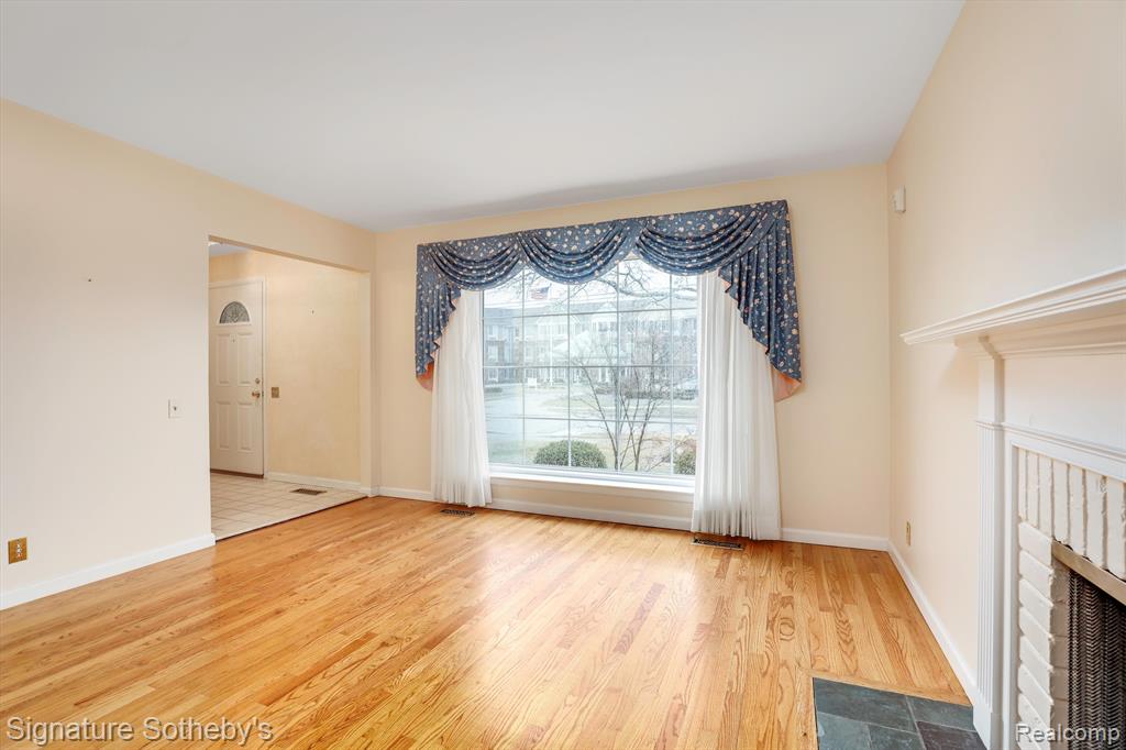 915 Cook Road Grosse Pointe Woods, MI 48236 - Photo 8 of 38