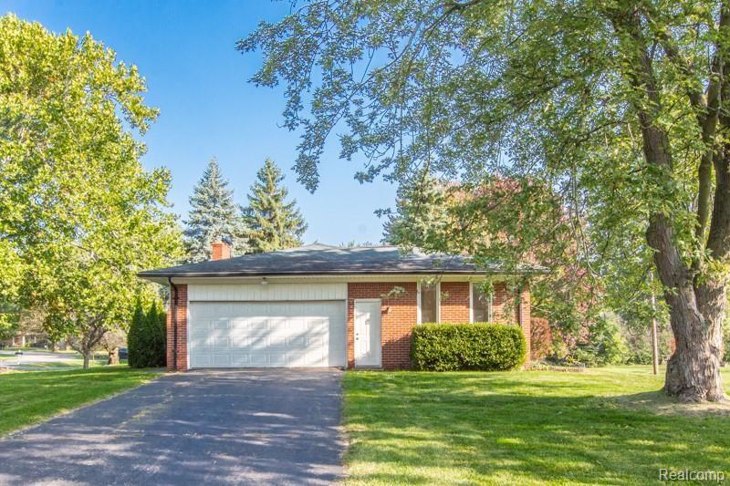 6302 Donaldson Road Troy, MI 48085 - Photo 3 of 22 01 outdoor 3.jpg