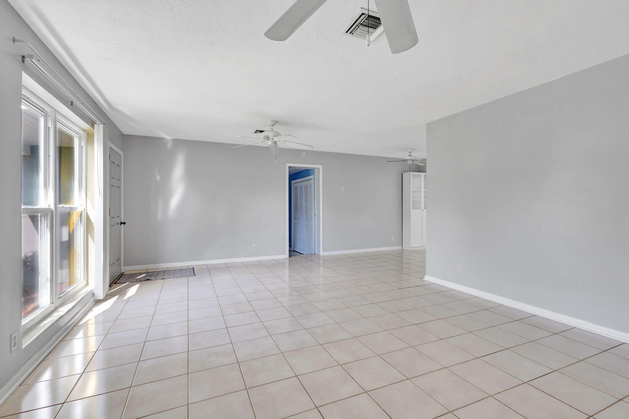 352 Winged Foot Road Palm Springs, FL 33461 - Photo 8 of 27 9-web-or-mls-352Wing_106
