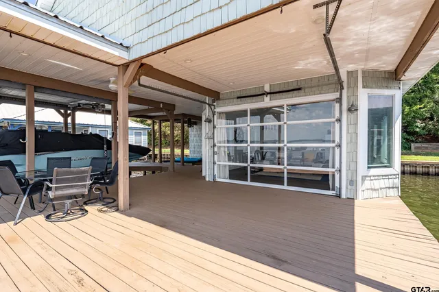 a view of livingroom with furniture